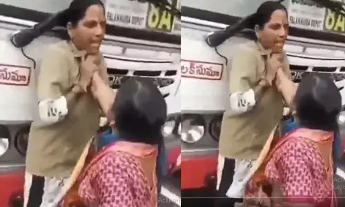 మహిళా కండక్టర్‌పై ప్రయాణికురాలి దాడి