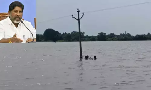 చెరువులో ఈదుకుంటూ వెళ్లిన లైన్మెన్.. అభినందించిన భట్టి విక్రమార్క