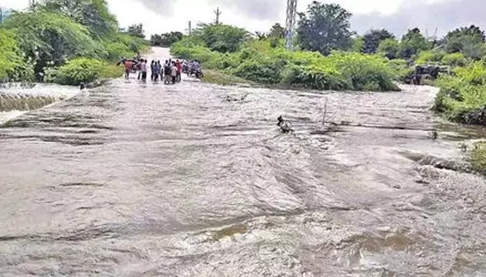 ఉధృతంగా మూడు వాగులు.. 100కి పైగా గ్రామాలకు రాకపోకలు బంద్ ఉధృతంగా మూడు వాగులు.. 100కి పైగా గ్రామాలకు రాకపోకలు బంద్