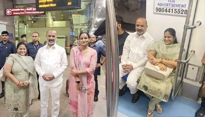 కాన్వాయ్ను పక్కనబెట్టి మెట్రో రైలు ఎక్కిన బండి సంజయ్.. కారణం ఇదే! కాన్వాయ్ను పక్కనబెట్టి మెట్రో రైలు ఎక్కిన బండి సంజయ్.. కారణం ఇదే!