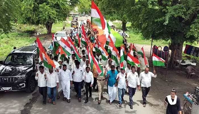 300 అడుగుల మువ్వన్నెల జాతీయ జెండాతో ర్యాలీ.. వావ్ అనాల్సిందే.. 300 అడుగుల మువ్వన్నెల జాతీయ జెండాతో ర్యాలీ.. వావ్ అనాల్సిందే..
