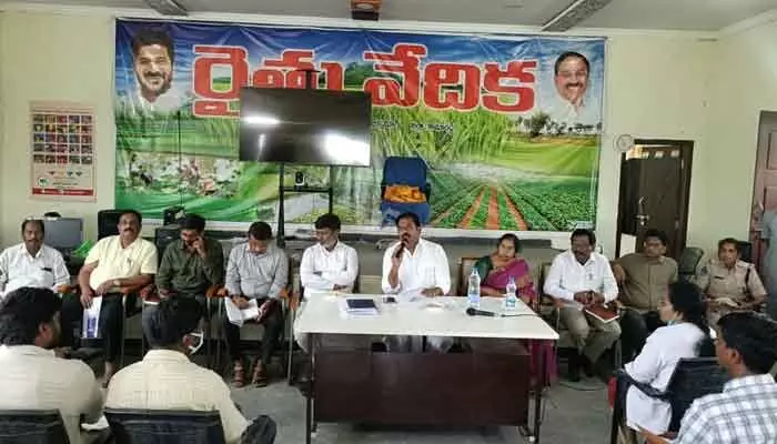 నేను పొరపాటు చేయను,మీరు చేస్తే ఊరుకోను.. కామారెడ్డి ఎమ్మెల్యే సైలెంట్ వార్నింగ్ నేను పొరపాటు చేయను,మీరు చేస్తే ఊరుకోను.. కామారెడ్డి ఎమ్మెల్యే సైలెంట్ వార్నింగ్