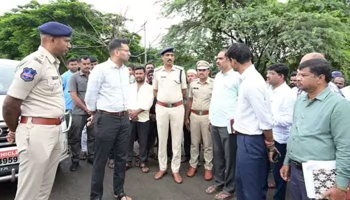 రాజకీయ నాయకుల జాడేదీ.. హామీలిచ్చి భరోసా కల్పించే నాథుడే కరువు.! రాజకీయ నాయకుల జాడేదీ.. హామీలిచ్చి భరోసా కల్పించే నాథుడే కరువు.!