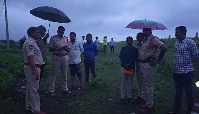 తలపై రాయితో బలంగా కొట్టి.. మహిళ దారుణ హత్య తలపై రాయితో బలంగా కొట్టి.. మహిళ దారుణ హత్య