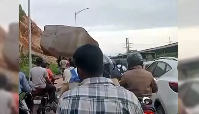 ORR పై విరిగి పడిన కొండచరియలు... తృటిలో తప్పిన ఘోర ప్రమాదం ORR పై విరిగి పడిన కొండచరియలు... తృటిలో తప్పిన ఘోర ప్రమాదం