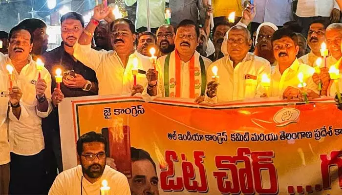 ఓట్ల దొంగలు గద్దె దిగండి : కాంగ్రెస్ శ్రేణుల క్యాండిల్ ర్యాలీలు ఓట్ల దొంగలు గద్దె దిగండి : కాంగ్రెస్ శ్రేణుల క్యాండిల్ ర్యాలీలు