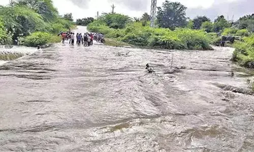 ఉధృతంగా మూడు వాగులు.. 100కి పైగా గ్రామాలకు రాకపోకలు బంద్