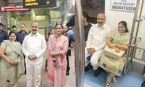 కాన్వాయ్‌ను పక్కనబెట్టి మెట్రో రైలు ఎక్కిన బండి సంజయ్.. కారణం ఇదే!