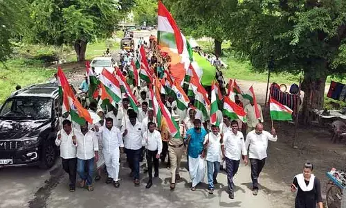 300 అడుగుల మువ్వన్నెల జాతీయ జెండాతో ర్యాలీ.. వావ్ అనాల్సిందే..