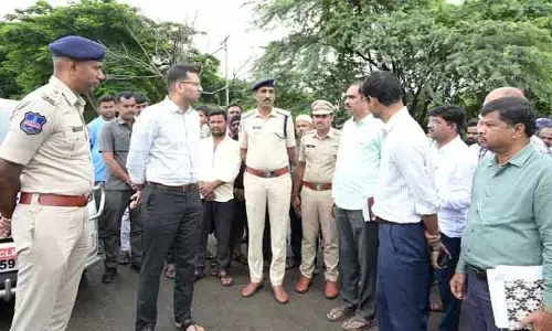 రాజకీయ నాయకుల జాడేదీ.. హామీలిచ్చి భరోసా కల్పించే నాథుడే కరువు.!
