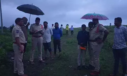 తలపై రాయితో బలంగా కొట్టి.. మహిళ దారుణ హత్య