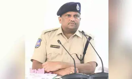 పేకాటలో చిక్కిన ఇద్దరు కానిస్టేబుళ్లు సస్పెండ్