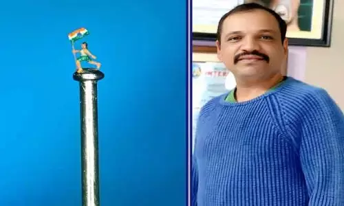 గుండుపిన్నుపై జాతీయ జెండాతో పరిగెడుతున్న మహిళ