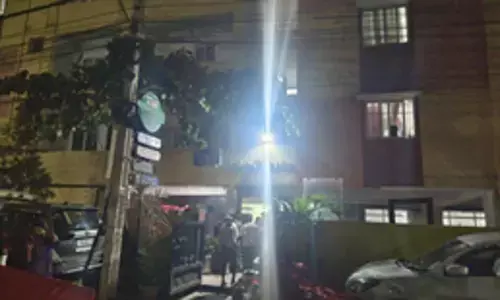 కోర్టు ఆదేశాలతో రాత్రికి రాత్రే హాస్టల్ ఖాళీ.. రోడ్డున పడిన శ్రామిక మహిళలు