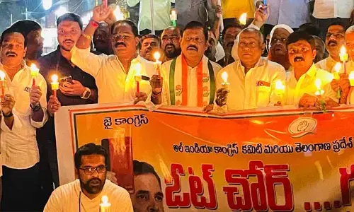 ఓట్ల దొంగలు గద్దె దిగండి : కాంగ్రెస్​ శ్రేణుల క్యాండిల్​ ర్యాలీలు