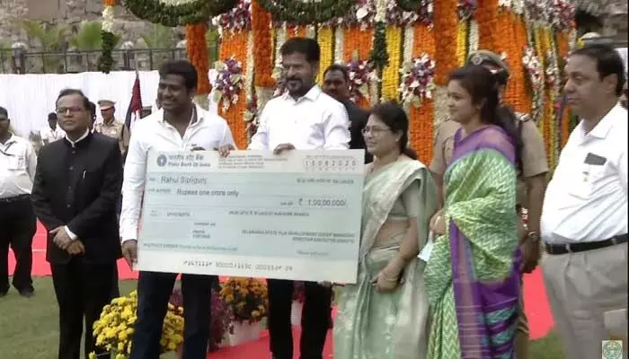 Rahul Sipligunj: రాహుల్ సిప్లిగంజ్కు రూ. కోటి చెక్ను అందజేసిన సీఎం రేవంత్ Rahul Sipligunj: రాహుల్ సిప్లిగంజ్కు రూ. కోటి చెక్ను అందజేసిన సీఎం రేవంత్