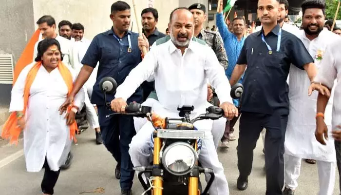 మార్వాడీలు వ్యాపారం చేస్తే తప్పేంటి? మార్వాడీ గో బ్యాక్పై బండి సంజయ్ ఫస్ట్ రియాక్షన్ మార్వాడీలు వ్యాపారం చేస్తే తప్పేంటి? మార్వాడీ గో బ్యాక్పై బండి సంజయ్ ఫస్ట్ రియాక్షన్