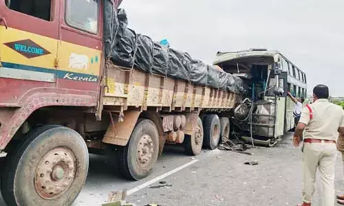 లారీని ఢీకొట్టిన వోల్వో బస్సు.. ముగ్గురు దుర్మరణం