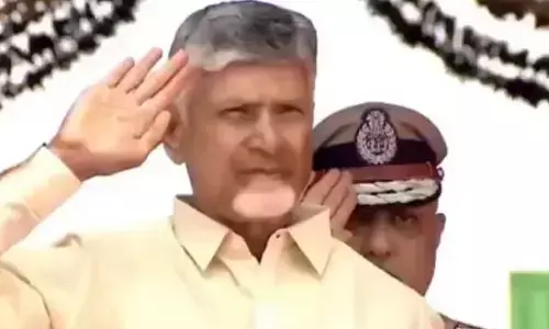 విజయవాడ మున్సిపల్ స్టేడియంలో స్వాతంత్య్ర దినోత్సవ వేడుకలు.. జెండా ఎగరవేసిన చంద్రబాబు