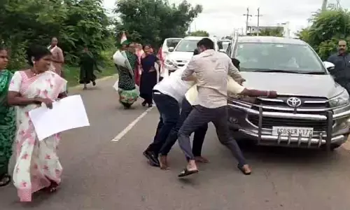 నర్సారెడ్డికి నిరసన సెగ.. కారును అడ్డగించిన మహిళలు