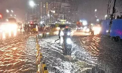 నగర ప్రజలకు అలర్ట్.. దంచికొడుతున్న భారీ వర్షం
