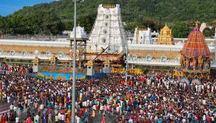 తిరుమలకు పోటెత్తిన భక్తులు.. ఊహించని షాక్ ఇచ్చిన టీటీడీ తిరుమలకు పోటెత్తిన భక్తులు.. ఊహించని షాక్ ఇచ్చిన టీటీడీ