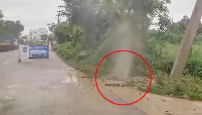 పగిలిన గ్యాస్ పైప్ లైన్.. తీవ్ర భయాందోళనలో స్థానికులు పగిలిన గ్యాస్ పైప్ లైన్.. తీవ్ర భయాందోళనలో స్థానికులు