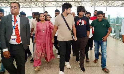 కుమారుడితో అమెరికాకు MLC కవిత పయనం.. సెండాఫ్ ఇచ్చిన భర్త అనిల్