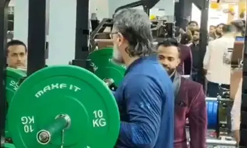 VIDEO: జిమ్‌లో కుస్తీ పడుతున్న తెలంగాణ ఎంపీ!
