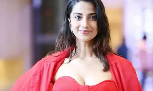 Meenakshi Chaudhary : ఉదయం ముద్దు పెట్టుకున్నట్లు, రాత్రి వారితో ఉన్నట్లు అనిపించింది.. హీరోయిన్ క్రేజీ పోస్ట్