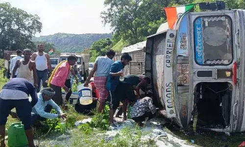 Loot Fuel: బోల్తా కొట్టిన ట్యాంకర్.. 20 వేల లీటర్ల డీజిల్ రోడ్డు పాలు.. ఇంధనం కోసం ఎగబడిన స్థానికులు
