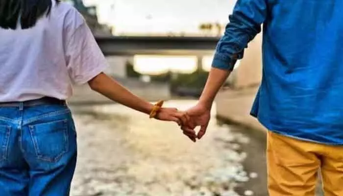 మతం మార్చుకోవాలని బలవంతం.. కాదన్నందుకు గొంతుకోసి చంపేస్తానని బెదిరించి.. మతం మార్చుకోవాలని బలవంతం.. కాదన్నందుకు గొంతుకోసి చంపేస్తానని బెదిరించి..
