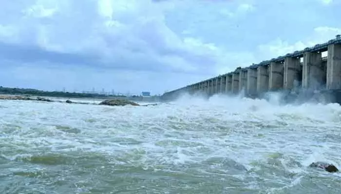 జూరాలకు కొనసాగుతున్న భారీ వరద జూరాలకు కొనసాగుతున్న భారీ వరద