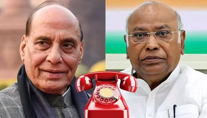 ఉపరాష్ట్రపతి ఎన్నిక ఏకగ్రీవం..! మల్లికార్జున ఖర్గేకు రాజ్నాథ్ సింగ్ ఫోన్ ఉపరాష్ట్రపతి ఎన్నిక ఏకగ్రీవం..! మల్లికార్జున ఖర్గేకు రాజ్నాథ్ సింగ్ ఫోన్