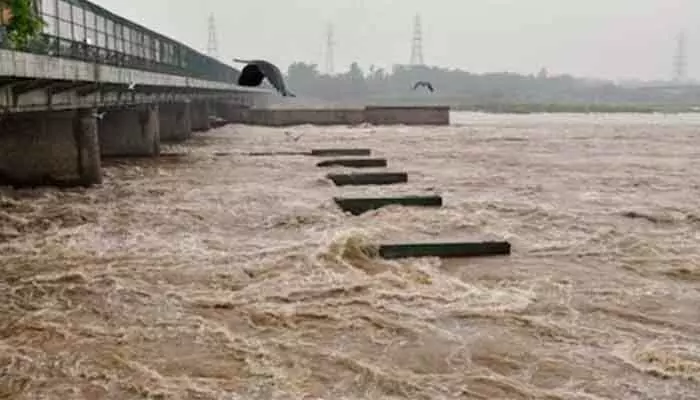 ప్రమాదకర స్థాయిలో యమునా.. హై అలర్ట్ ప్రకటన ప్రమాదకర స్థాయిలో యమునా.. హై అలర్ట్ ప్రకటన