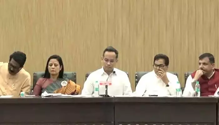 CEC: బీజేపీ ప్రతినిధిలా వ్యవహరిస్తున్న ఈసీ.. ప్రతిపక్ష నేతల ఆగ్రహం CEC: బీజేపీ ప్రతినిధిలా వ్యవహరిస్తున్న ఈసీ.. ప్రతిపక్ష నేతల ఆగ్రహం