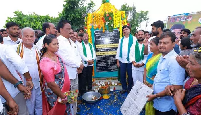 మండలంలో మంత్రి పొంగులేటి విస్తృత పర్యటన.. అభివృద్ధి పనులకు శంకుస్థాపన మండలంలో మంత్రి పొంగులేటి విస్తృత పర్యటన.. అభివృద్ధి పనులకు శంకుస్థాపన