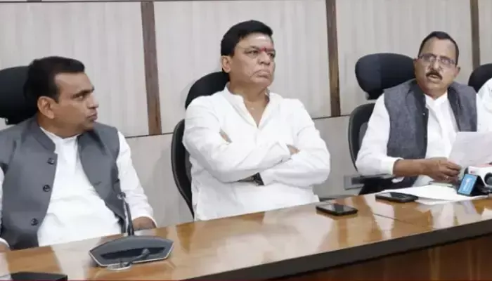 యూరియా కోసం ఢిల్లీలో కాంగ్రెస్ ఎంపీల పోరు యూరియా కోసం ఢిల్లీలో కాంగ్రెస్ ఎంపీల పోరు
