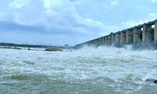 జూరాలకు కొనసాగుతున్న భారీ వరద