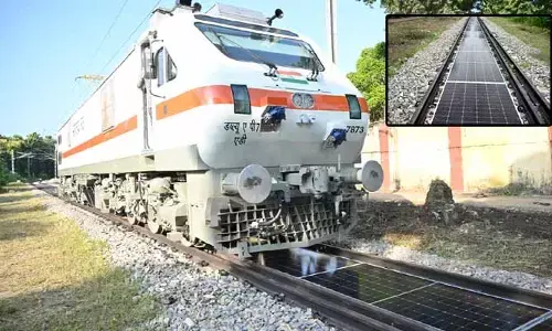 రైలు పట్టాలపై సోలార్‌ ప్యానెళ్లు.. రైల్వే చరిత్రలో వినూత్న ప్రయోగం.. రైల్వే శాఖ ఆసక్తికర ట్వీట్