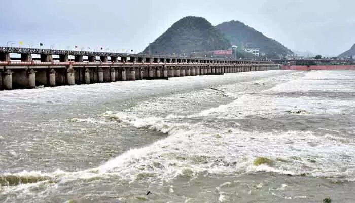 ఉగ్రరూపం దాల్చిన కృష్ణమ్మ.. ప్రకాశం బ్యారేజ్ వద్ద మొదటి ప్రమాద హెచ్చరిక జారీ ఉగ్రరూపం దాల్చిన కృష్ణమ్మ.. ప్రకాశం బ్యారేజ్ వద్ద మొదటి ప్రమాద హెచ్చరిక జారీ
