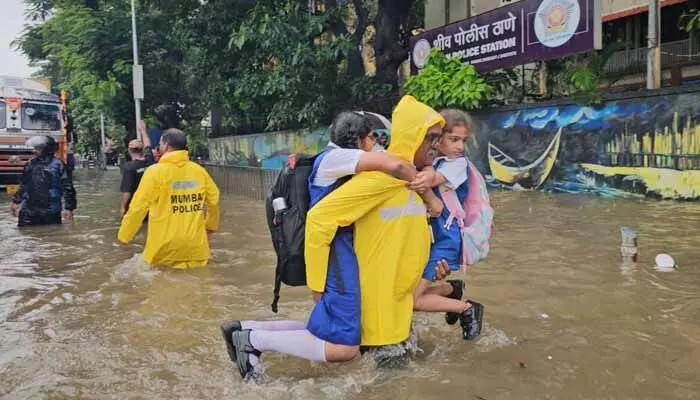 మహారాష్ట్రలో వర్ష భీబత్సం.. 6గురు మృతి మరో 5గురు గల్లంతు మహారాష్ట్రలో వర్ష భీబత్సం.. 6గురు మృతి మరో 5గురు గల్లంతు
