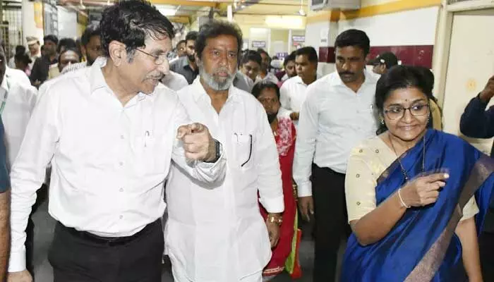 ఆపరేషన్ థియేటర్లు అన్నీ ఒకేచోట ఉండాలి.. అధికారులకు మంత్రి ఆదేశం ఆపరేషన్ థియేటర్లు అన్నీ ఒకేచోట ఉండాలి.. అధికారులకు మంత్రి ఆదేశం