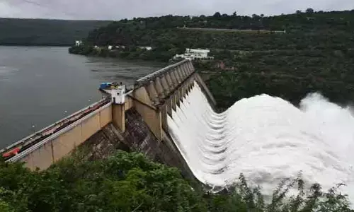 ముంచెత్తిన వరదలు.. శ్రీశైలం ప్రాజెక్టు 9 గేట్లు ఎత్తివేత