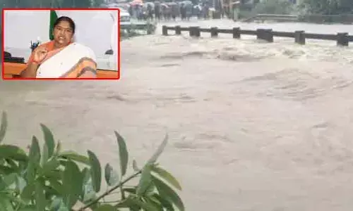 భారీవర్షంతో రాకపోకలు బంద్.. మంగపేటలో మునిగిన ప్రభుత్వ కార్యాలయాలు