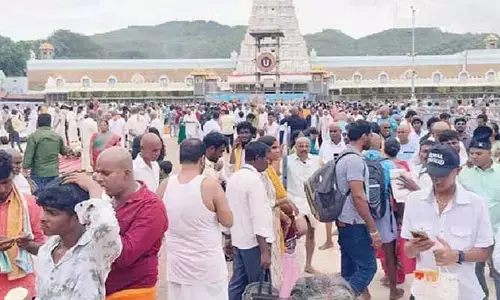 తిరుమలలో కొనసాగుతున్న భక్తుల రద్దీ.. 25 కంపార్టుమెంట్లలో భక్తులు