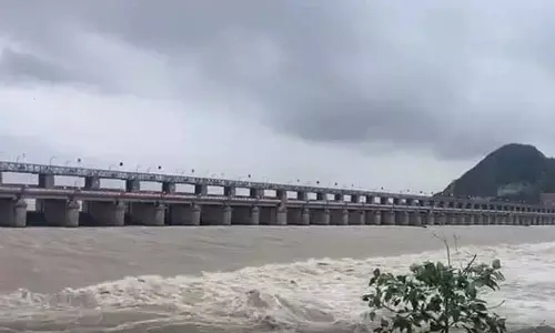 ఉద్ధృతంగా కృష్ణమ్మ.. పొంచి ఉన్న వరద ముప్పు.. లంకగ్రామాల ప్రజలకు హెచ్చరికలు