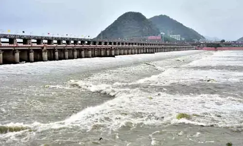 ఉగ్రరూపం దాల్చిన కృష్ణమ్మ.. ప్రకాశం బ్యారేజ్‌ వద్ద మొదటి ప్రమాద హెచ్చరిక జారీ