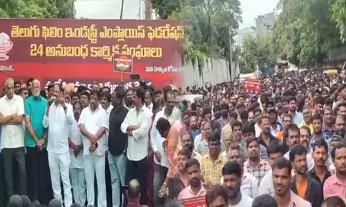 Film workers: పనిచేయడానికి సిద్దమే.. కానీ! రహదారి దిగ్బంధం చేసి సినీ కార్మికుల నిరసన
