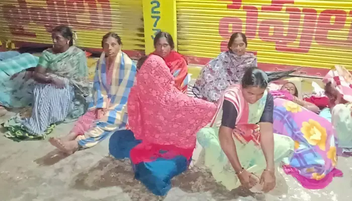 యూరియా బస్తాల కోసం రైతుల తండ్లాట
